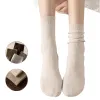 زوج من الجوارب الربيعية البيضاء Item Picture